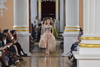 Carrusel final del desfile de Simone Rocha.