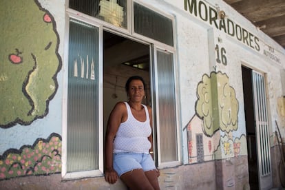 Suely Campos, de 59 anos, na Associação de Moradores da Vila Autódromo, ainda de pé graças a uma medida cautelar de um juiz que impediu que seja derrubada. "Há um interesse imobiliário aqui. Isto acabará sendo um condomínio de luxo, você vai ver. Sai pobre, entra rico", afirma Suely, que mora na comunidade há 22 anos.