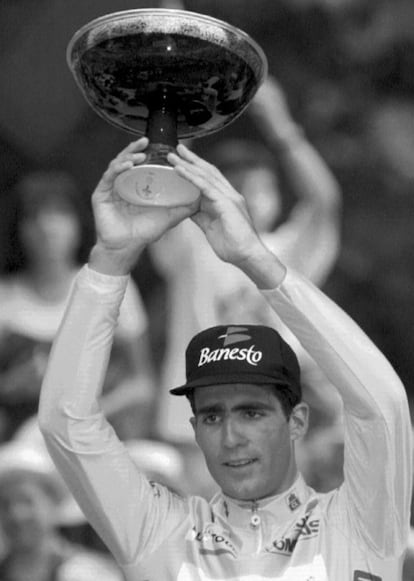 Miguel Induráin levanta la copa que le acredita como vencedor del Tour de 1994.