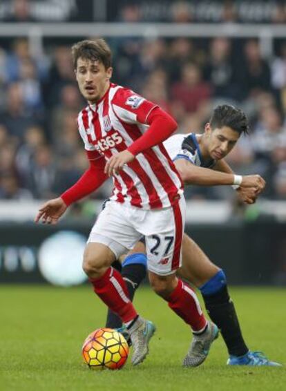 Bojan conduce ante Ayoze, del Newcastle.