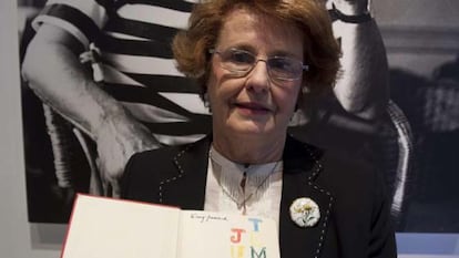 Mari Paz Temboury sostiene uno de los libros donados al museo.