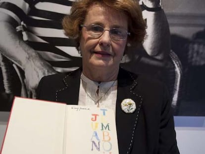 Mari Paz Temboury sostiene uno de los libros donados al museo.