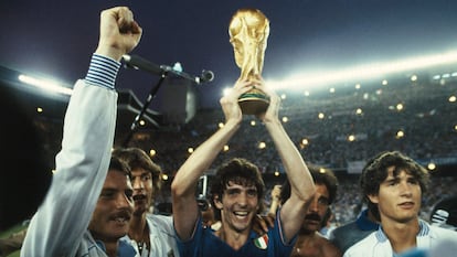 El jugador Italiano Paolo Rossi levanta el trofeo de la Copa del Mundo, tras ganar a la selección alemana, por 3-1, en el Mundial de España 1982.