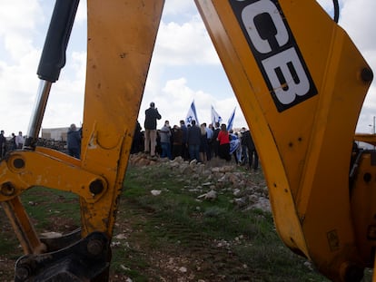 Protesta de nacionalistas israelíes contra la visita de una delegación de la UE, el lunes en Givat Hamatos, en Jerusalén.