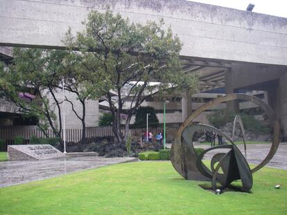 El edificio del Colegio de México fue realizado por González de León y Abraham Zabludovsky en 1976, es un clásico de los que muchos conocen como “arquitectura brutalista”.
