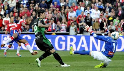 Brahimi bate a Manu Herrera.