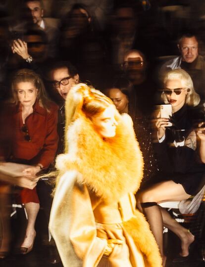 Catherine Deneuve en primera fila del desfile de Jean Paul Gautier, en París.