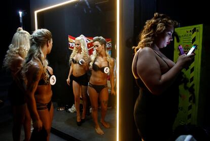 Un grupo de concursantes se prepara entre bastidores durante un concurso de belleza transexual celebrado en Estambul, Turquía.