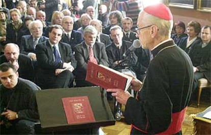 El cardenal Macharski, amigo personal del Papa, durante la presentación del libro de Juan Pablo II.