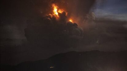 Una columna de ceniza rodea este domingo el cráter del volcán Taal, en Filipinas.