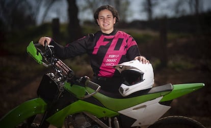 Ana Carrasco, en el Rocco's Ranch, con su moto de entrenamientos. 