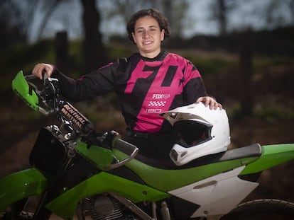 Ana Carrasco, en el Rocco's Ranch, con su moto de entrenamientos.