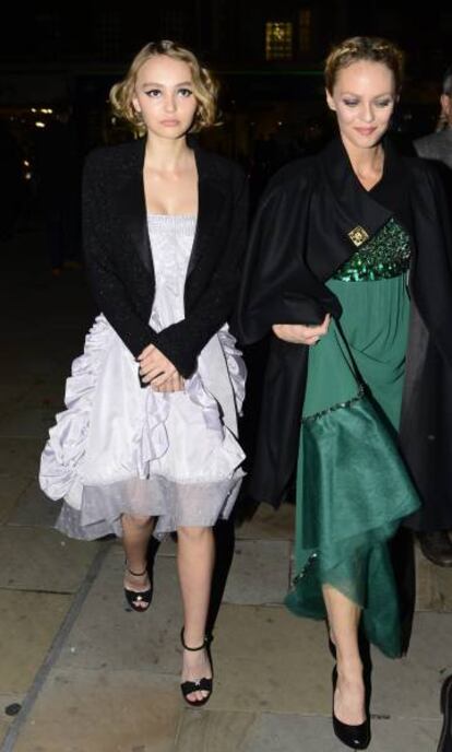 LIly-Rose Depp y su madre, Vanessa Paradis, el pasado octubre en Londres.