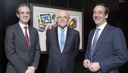 De izquierda a derecha, Jordi Gual, Isidre Fain&eacute; y Gonzalo Gort&aacute;zar.