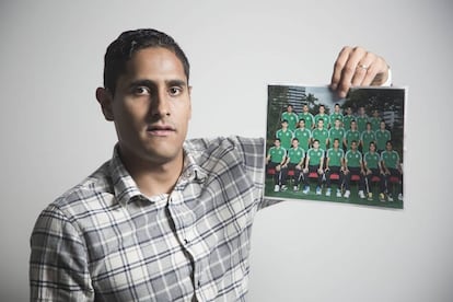 David Izazola muestra una fotografía de la selección mexicana sub-20 del 2011.