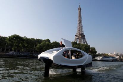 El taxi acuático Bubbles en el río Sena, cerca de la Torre Eiffel, durante una demostración de la compañía en París (Francia).