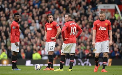 Welbeck, Van Persie, Rooney y Cleverly se lamentan tras un gol encajado por el Manchester United.