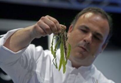 El chef Ángel León en la ponencia "Dialogando con el mar", en Madrid Fusión 2016.