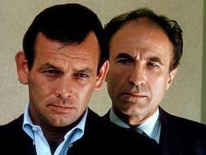 Barry Morse, detrás de David Janssen, Richard Kimble en <i>El fugitivo.</i>