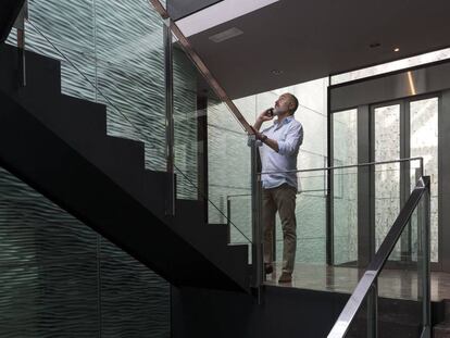 José Luis Fernández, director de l'aparthotel Suites Avenue de Barcelona, durant el recorregut que fa per inspeccionar les instal·lacions.