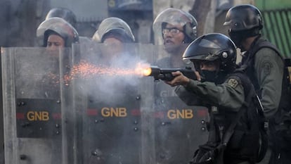 Miembros de la Guardia Nacional durante la protesta de la oposición.