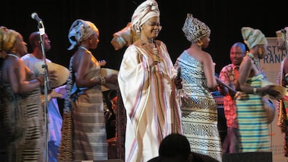 La cantante Nahawa Doumbia, una de las estrellas musicales de Malí, en plena actuación.