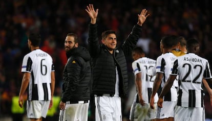 Dybala saluda a los aficionados de la Juve, tras el empate en el Camp Nou.