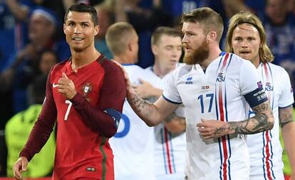 Gunnarsson (d) habla con Cristiano Ronaldo al final del partido.