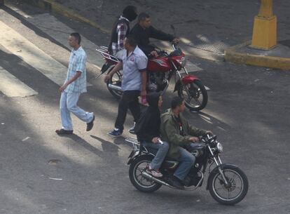 Miembros de los colectivos motorizados exhiben sus armas incluso sin ocultar su rostro.