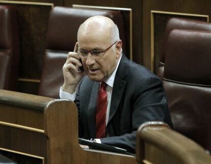 El portavoz de CiU en el Congreso, Josep Antoni Duran Lleida, habla por teléfono poco antes de que diera comienzo el pasado 20 de diciembre el pleno del Congreso.