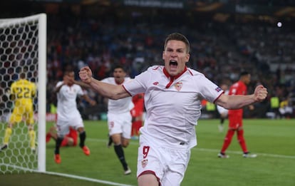 Gameiro celebra el primer gol del Sevilla.