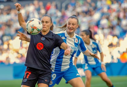 La delantera del Barcelona Ewa Pajor (i) disputa un balón con la defensa del Deportivo Elena Vázquez durante el primer encuentro liguero de este domingo en A Coruña.