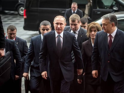 El presidente ruso Vladimir Putin junto a su anfitri&oacute;n y primer ministro h&uacute;ngaro, Viktor Orban, en Budapest este jueves.