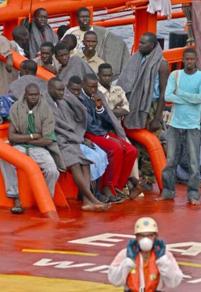 Algunos de los 63 inmigrantes llegados este sábado al puerto de Los Cristianos, en Tenerife.