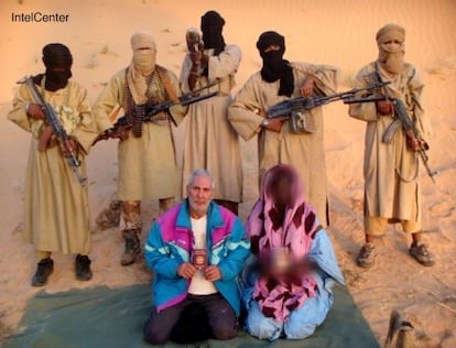El italiano Sergio Cicala y su esposa Philomene Kabore (con el rostro pixelado por sus raptores), fueron secuestrados en 2009 en Mauritania. Permanecieron cautivos cinco meses. / Reuters