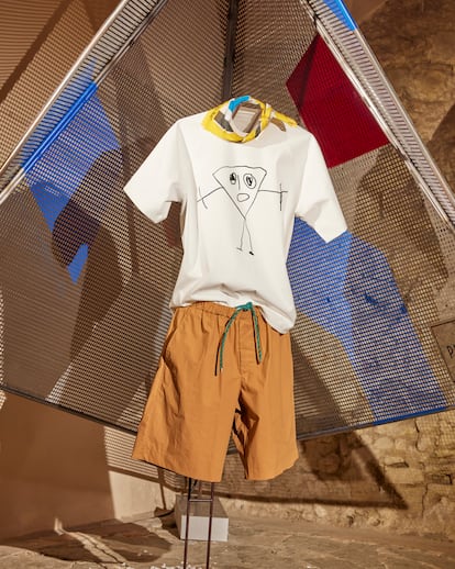 Un conjunto de la colección de debut masculina de Plan C exhibido en la instalación del escultor Duccio Maria Gambi con la que se presentó en la feria Pitti Uomo de Florencia, el pasado junio. En la camiseta, el dibujo de la hija pequeña de la diseñadora que se ha convertido en logo de la marca.