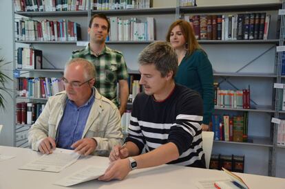 Xabier Olano y Juantxo Iturria, portavoces de EH Bildu y Podemos en las Juntas de Gipuzkoa, respectivamente, firman la solicitud de crear una comisión de estudio sobre la incineración.