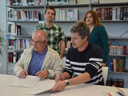 Xabier Olano y Juantxo Iturria, portavoces de EH Bildu y Podemos en las Juntas de Gipuzkoa, respectivamente, firman la solicitud de crear una comisión de estudio sobre la incineración.