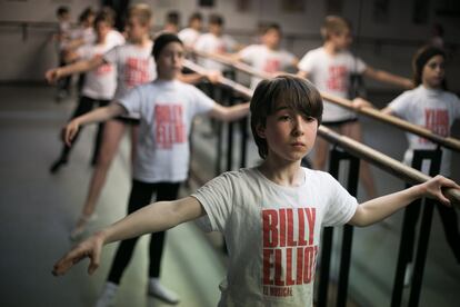 Clase de ballet con los alumnos de la Escuela Billy Elliot en las instalaciones de la escuela Coco Comin. Barcelona, el 24 de abril de 2019