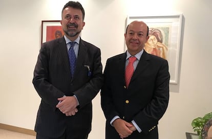 El cónsul de México en Los Ángeles, Carlos García de Alba (izquierda) y el consejero del INE Enrique Andrade, el viernes en Los Ángeles.