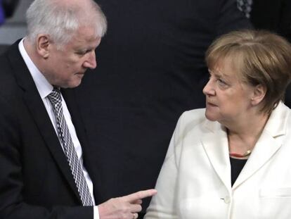 El ministro de Interior, Horst Seehofer, junto a Angela Merkel, el miércoles durante la investidura de la canciller en el Parlamento alemán.