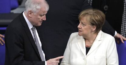 El ministro de Interior, Horst Seehofer, junto a Angela Merkel, el miércoles durante la investidura de la canciller en el Parlamento alemán.