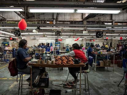 Trabajadores dan forma al cuero para zapatos en la planta de producción de Calzado Rómulo en Yumbo, en Colombia.