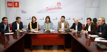 Idoia Mendia y la responsable de Política Institucional, Begoña Gil, junto a los alcaldes socialistas vascos.