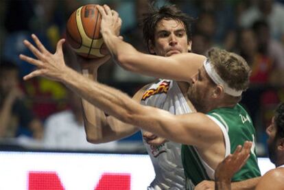 El alero de la selección Fernando San Emeterio con el balón ante el pívot de la selección eslovena.