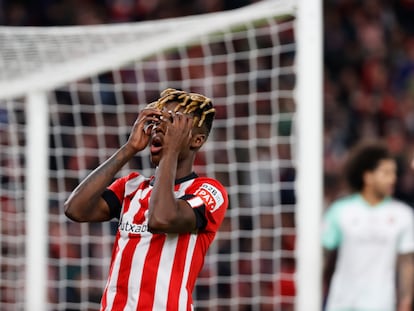 Nico Williams después de fallar una ocasión durante el partido de semifinal de Copa del Rey entre el Athletic y Osasuna, el martes en San Mamés.