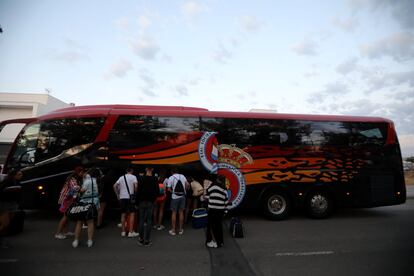 El autobús llega a la playa de Burriana, Castellón, tras nueve horas de viaje.