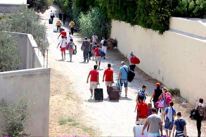 Un grupo de turistas abandonan el hotel de la ciudad turística de Susa, al sur de Túnez, tras el atentado.