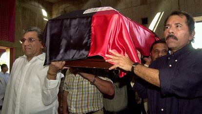Humberto y Daniel Ortega cargan el ataúd de su madre, Lidya Saveedra, en mayo de 2005.