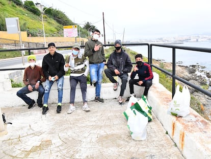 Menores marroquíes deambulan por la ciudad de Ceuta, este jueves.